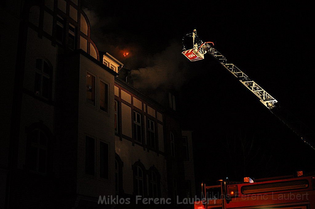 Feuer 3 Dachstuhlbrand Koeln Muelheim Gluecksburgstr P011.JPG